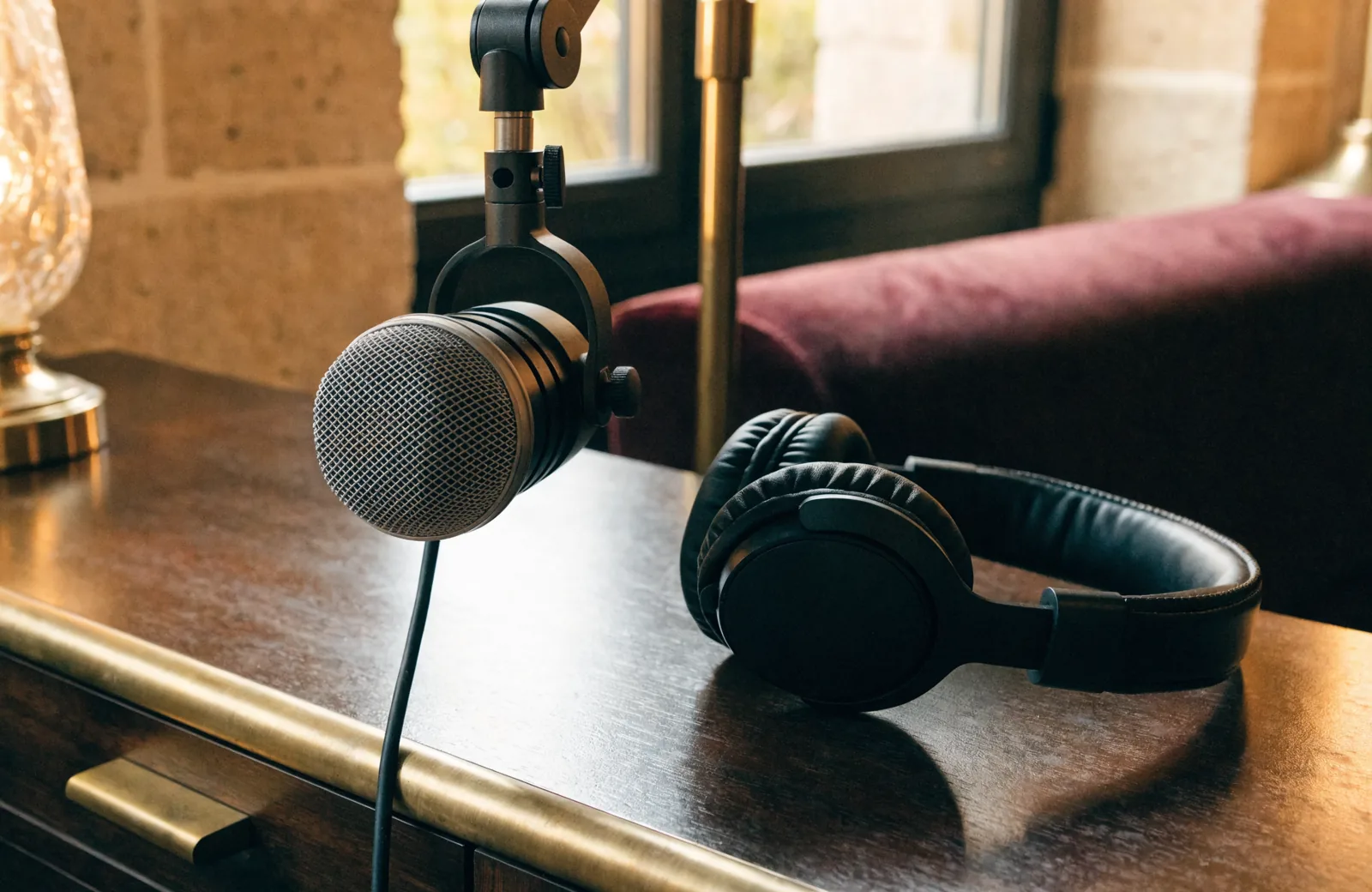 Illustration IA : microphone et casque dans un espace de podcast.