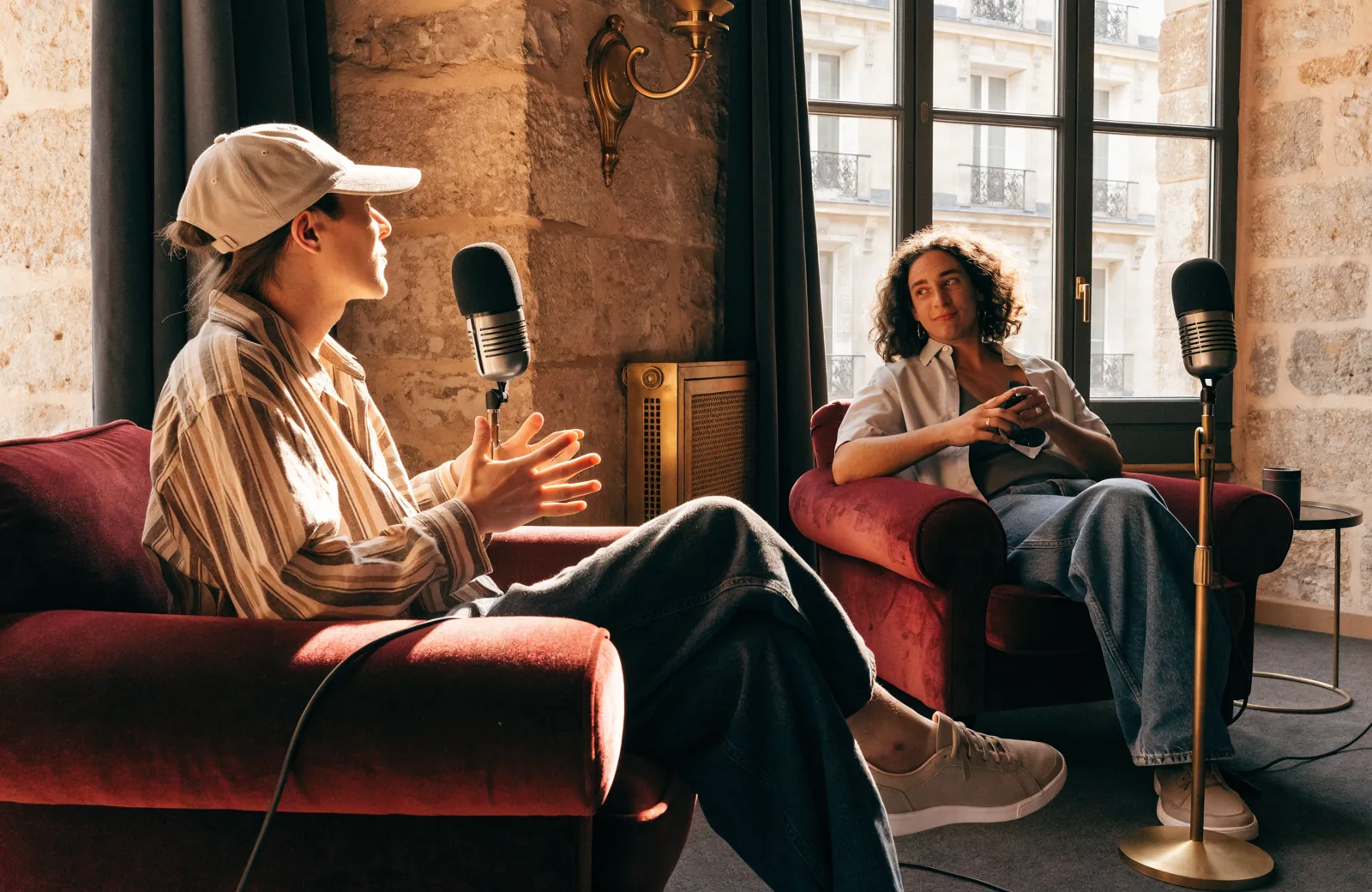 Illustration IA : échange entre deux personnes autour de microphones.